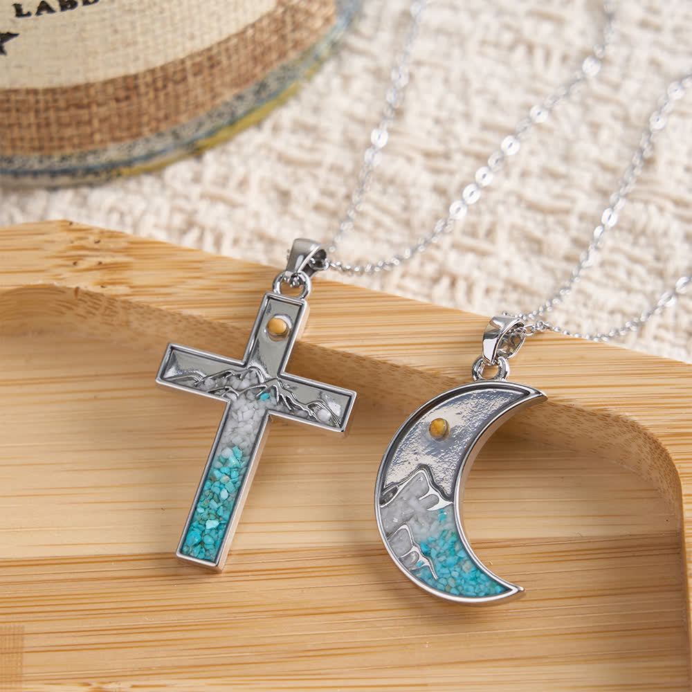 Christianartworkshop Collana con mezzaluna e croce a forma di seme di senape: intarsio turchese e design color argento. - image 0