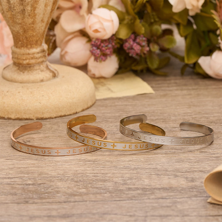 Christianartworkshop Bracciale rigido con incisione di Gesù nei toni dell'oro, dell'argento e dell'oro rosa: un promemoria della grazia divina. - image 2