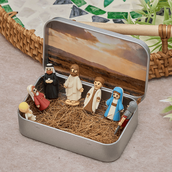 Christianartworkshop Set di statuine in miniatura del presepe con scatola di latta portatile: un simbolo della storia del Natale. - image 1