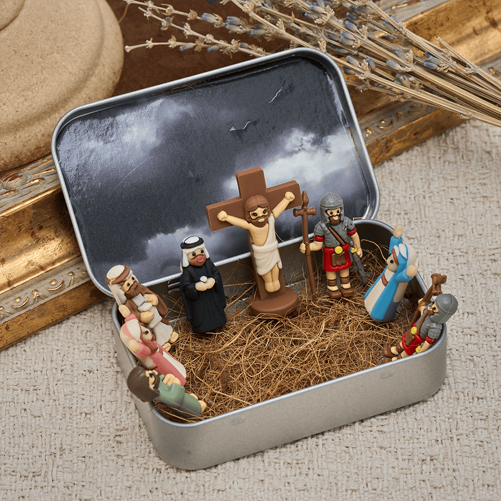 Christianartworkshop Set di mini statuette raffiguranti la Crocifissione del Venerdì Santo con scatola di latta portatile: un simbolo di sacrificio. - image 1