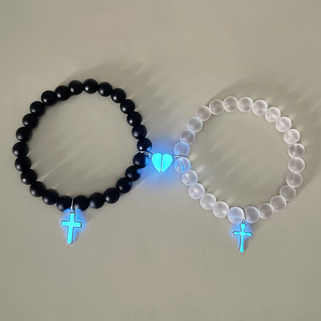 Christianartworkshop Braccialetti coordinati con croce luminosa e perline, con chiusura magnetica a forma di cuore: simbolo di fede unita e amore condiviso. - Set di croci in bianco e nero - image 0