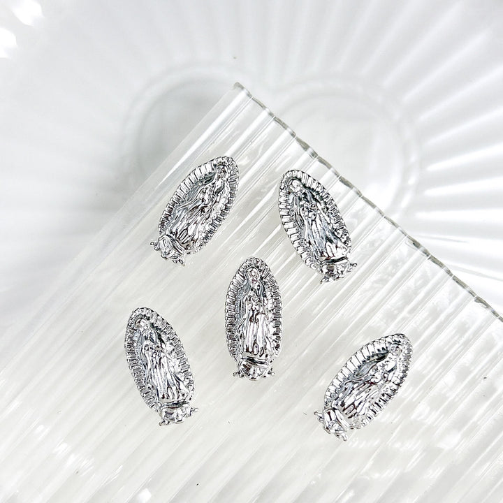 Christianartworkshop Ciondoli per nail art con l'immagine della Madonna di Guadalupe: percorri il sentiero dello stile sacro. - Argento (confezione da 10 pezzi) - image 1