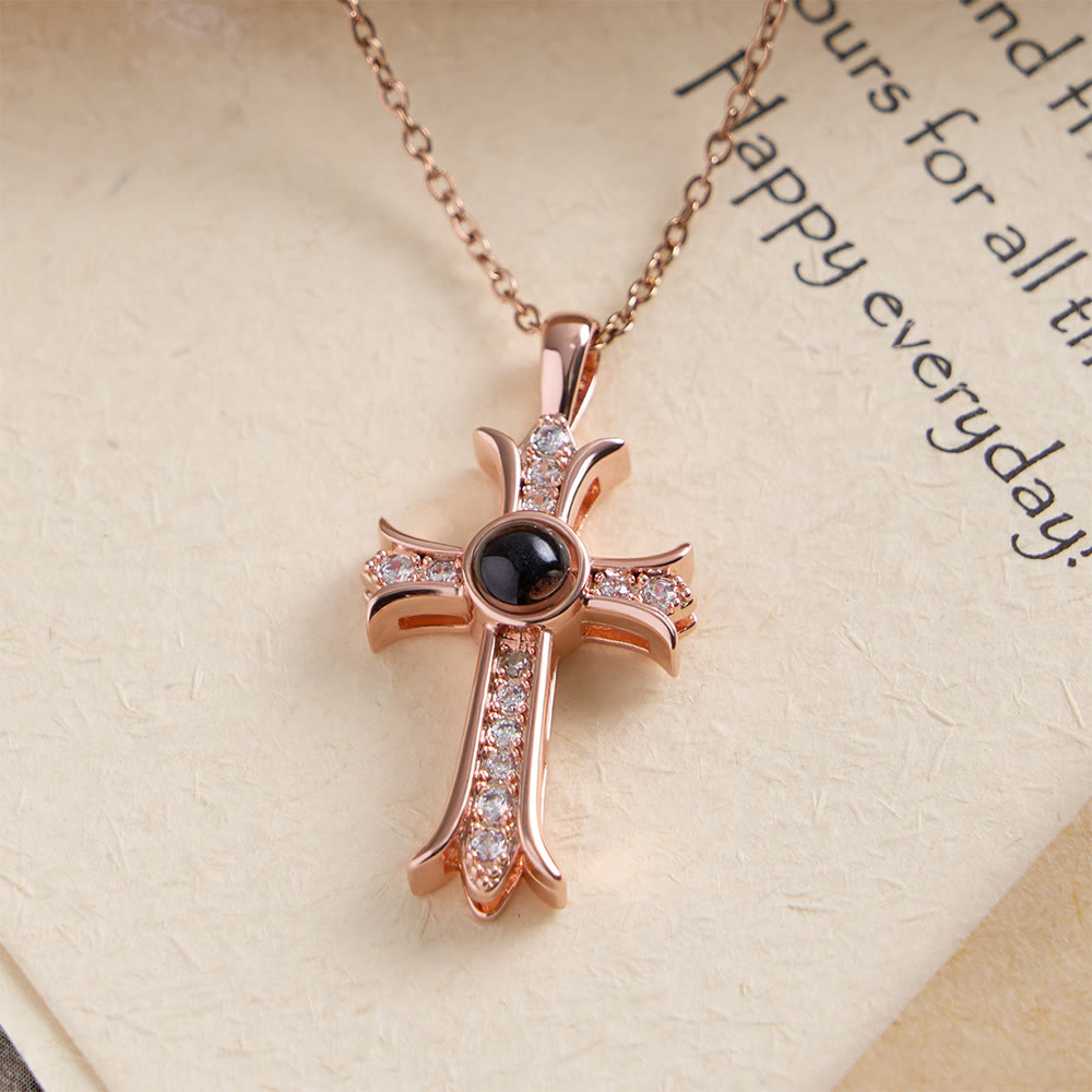 Christianartworkshop Collana con croce tempestata di cristalli e pietra centrale nera: simbolo di luce divina e fede senza tempo. - image 4