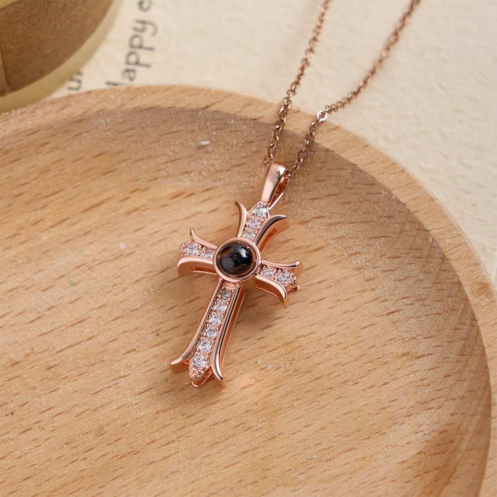 Christianartworkshop Collana con croce tempestata di cristalli e pietra centrale nera: simbolo di luce divina e fede senza tempo. - Rosa dorato - image 3