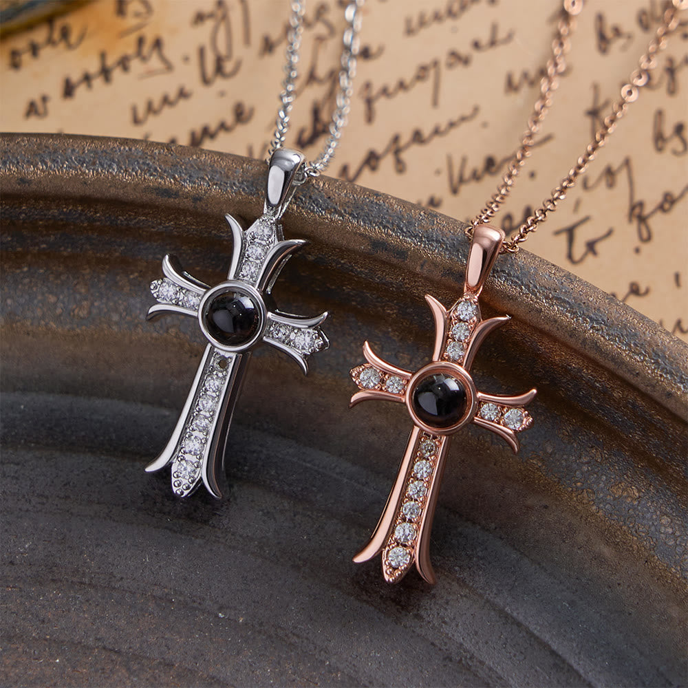 Christianartworkshop Collana con croce tempestata di cristalli e pietra centrale nera: simbolo di luce divina e fede senza tempo. - image 0