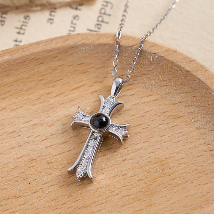 Christianartworkshop Collana con croce tempestata di cristalli e pietra centrale nera: simbolo di luce divina e fede senza tempo. - Argento - image 5