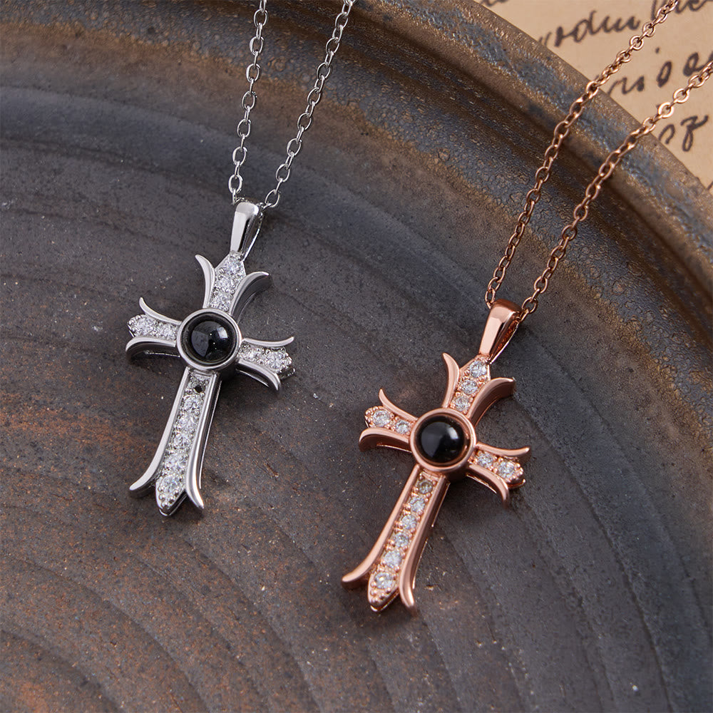 Christianartworkshop Collana con croce tempestata di cristalli e pietra centrale nera: simbolo di luce divina e fede senza tempo. - image 2