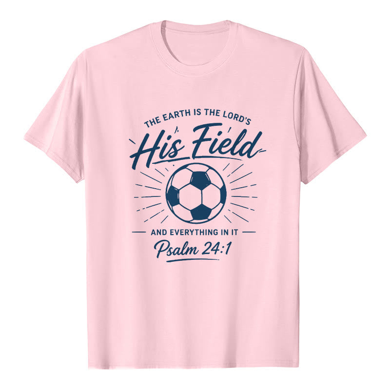 Christianartworkshop Salmo 24:1 Il suo campo Calcio Fede Maglietta a maniche corte premium - Rosa - 2XL - image 2