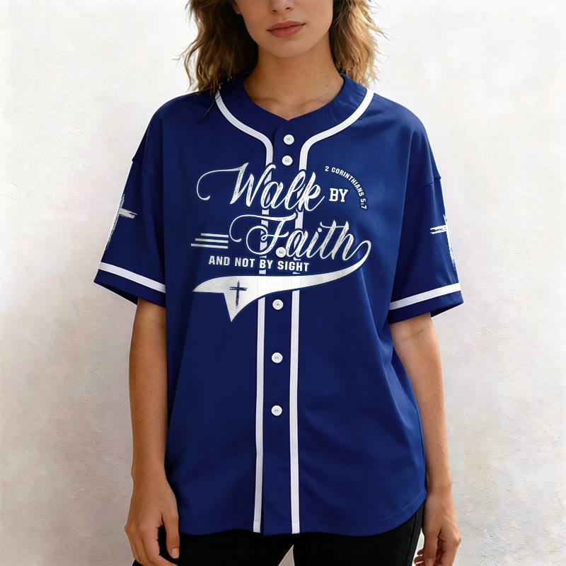 Christianartworkshop 2 Corinzi 5:7 “Camminate per fede e non per visione” Maglia da baseball con croce e messaggio - image 2