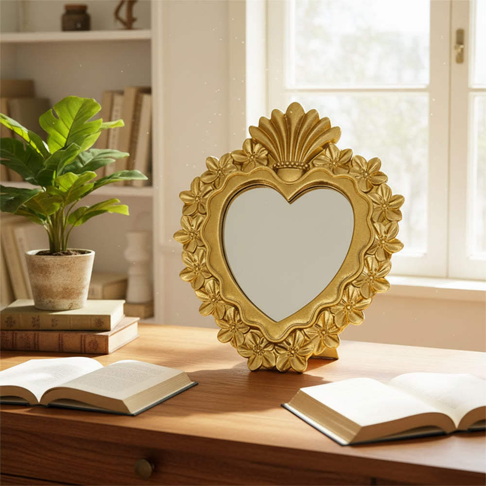 Christianartworkshop Specchio dorato a forma di Sacro Cuore con decorazioni floreali: un ornamento da tavolo che incarna devozione ed eleganza. - image 1