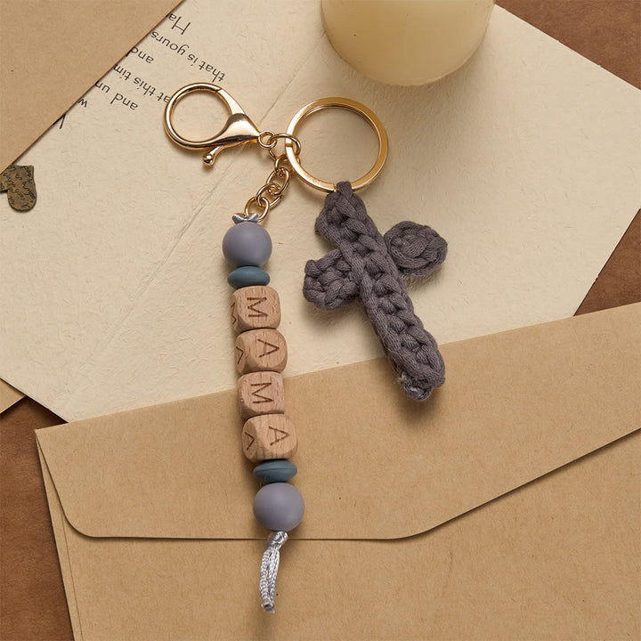 Christianartworkshop Portachiavi a croce in morbido crochet con perline incise “MAMA”: incarna la grazia e il calore della fede. - Grigio - image 6