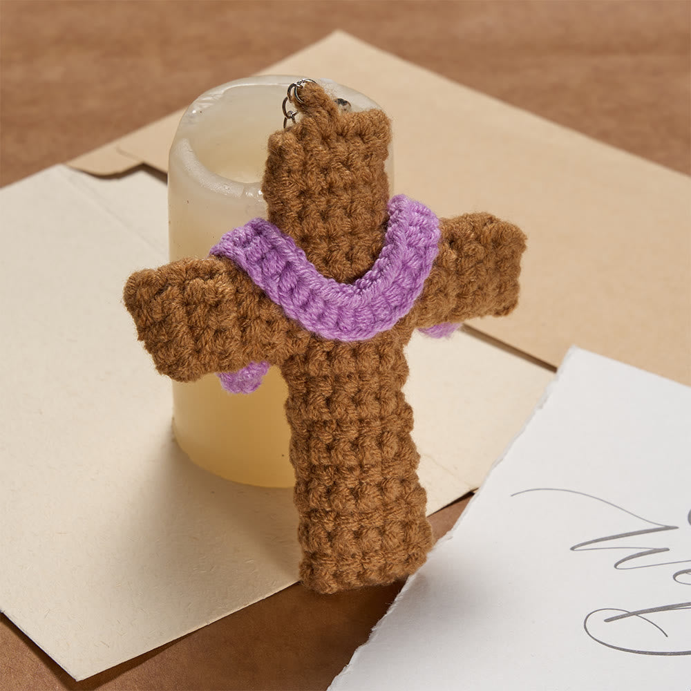 Christianartworkshop Portachiavi a croce lavorato all'uncinetto con dettagli viola: simbolo di fede accogliente e caldo amore divino. - Attraverso - image 0