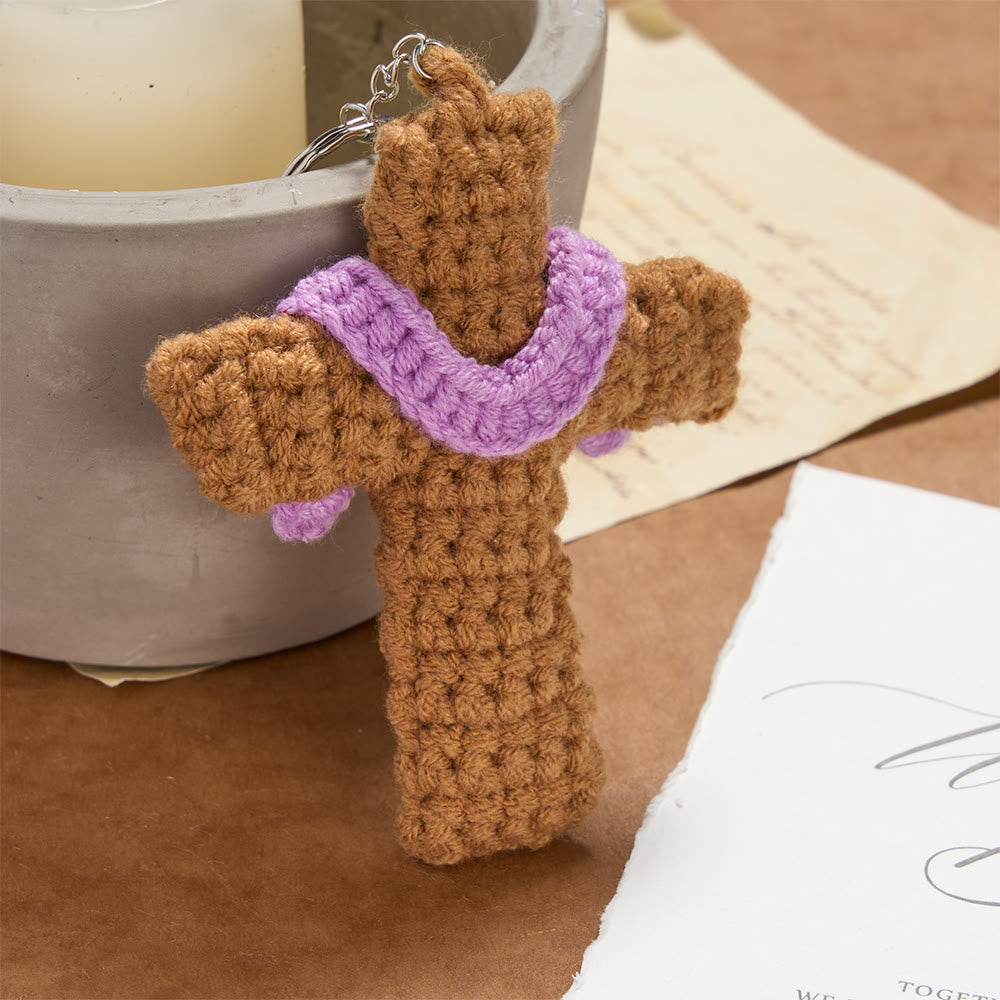 Christianartworkshop Portachiavi a croce lavorato all'uncinetto con dettagli viola: simbolo di fede accogliente e caldo amore divino. - image 1