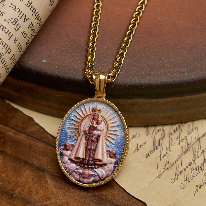 Christianartworkshop Elegante collana con ritratto religioso smaltato e cornice dorata: un emblema di fede e protezione. - Nostra Signora del Monte Carmelo - image 4