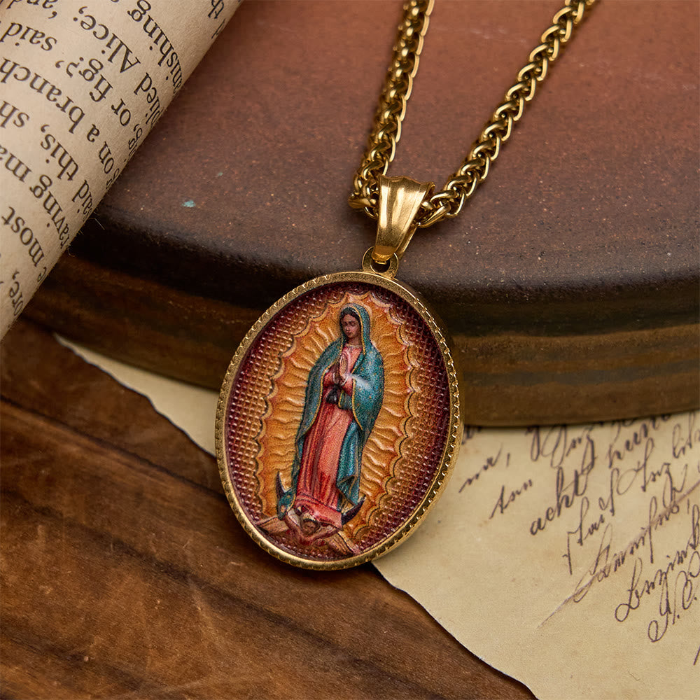 Christianartworkshop Elegante collana con ritratto religioso smaltato e cornice dorata: un emblema di fede e protezione. - Nostra Signora di Guadalupe - image 1