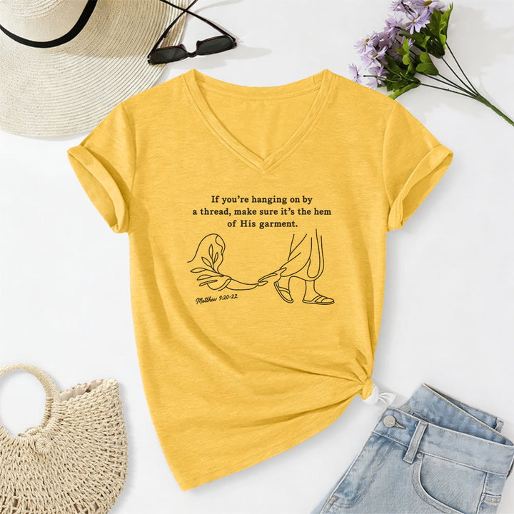 Christianartworkshop Orlo della sua veste Matteo 9:20-22 Stampa T-shirt casual con scollo a V - Giallo - 2XL - image 4