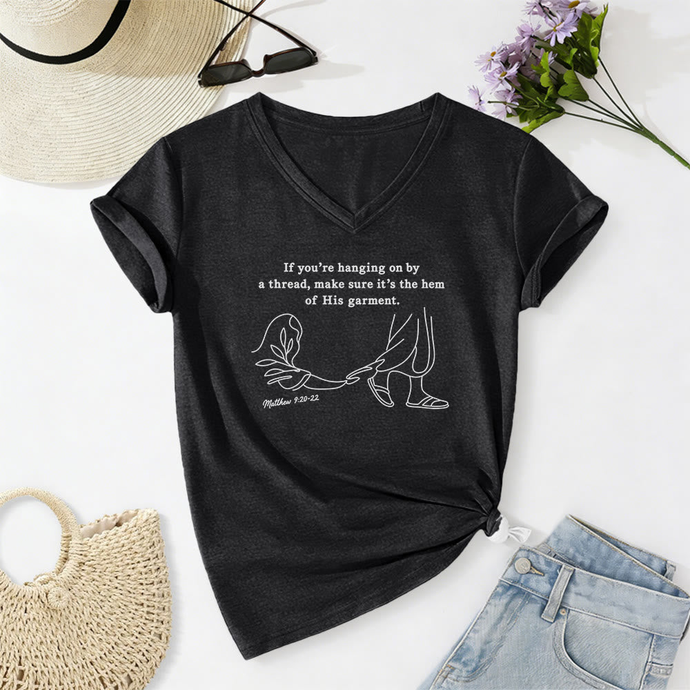 Christianartworkshop Orlo della sua veste Matteo 9:20-22 Stampa T-shirt casual con scollo a V - Nero - 2XL - image 14