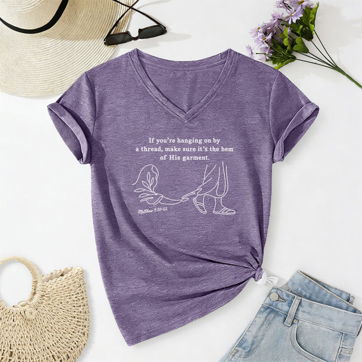 Christianartworkshop Orlo della sua veste Matteo 9:20-22 Stampa T-shirt casual con scollo a V - Viola - 2XL - image 18