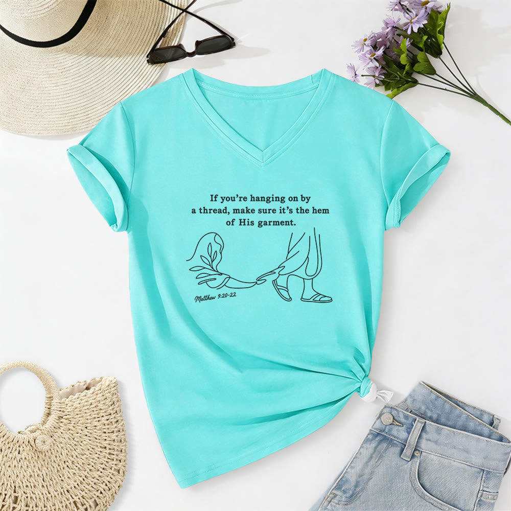 Christianartworkshop Orlo della sua veste Matteo 9:20-22 Stampa T-shirt casual con scollo a V - Blu celeste - 2XL - image 10