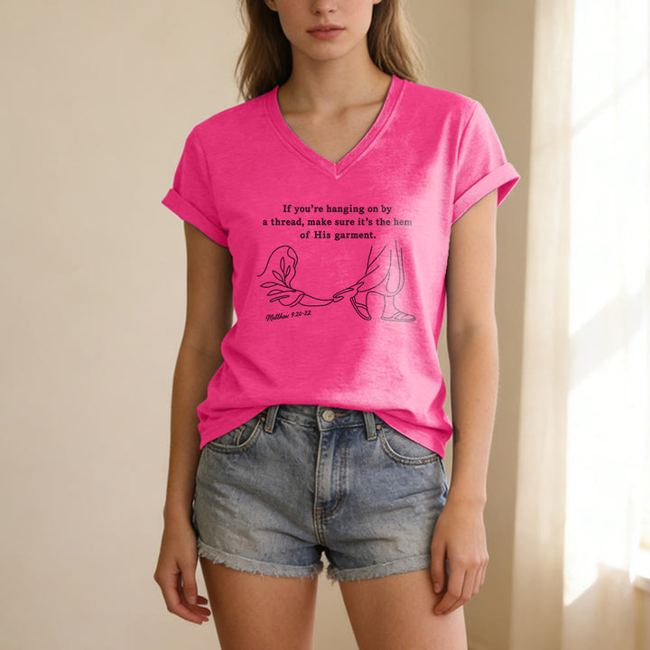 Christianartworkshop Orlo della sua veste Matteo 9:20-22 Stampa T-shirt casual con scollo a V - image 25