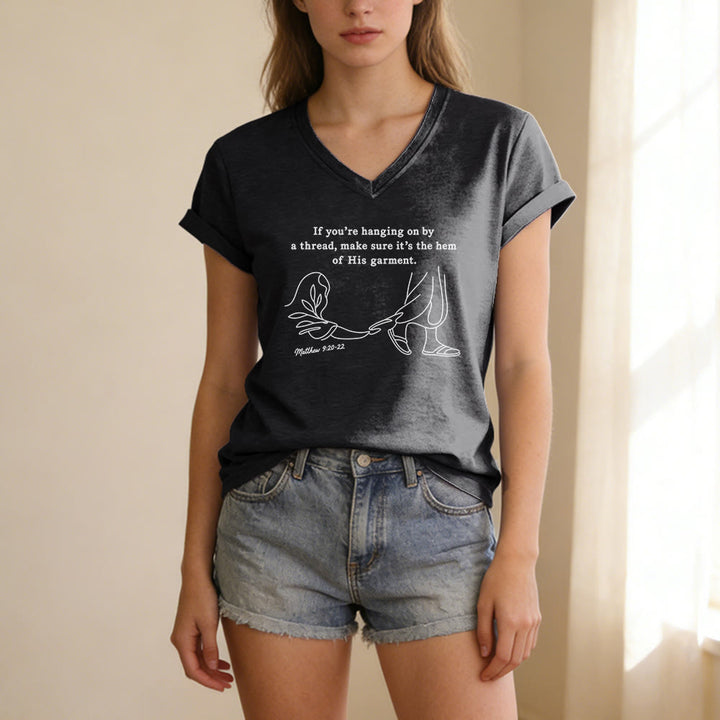 Christianartworkshop Orlo della sua veste Matteo 9:20-22 Stampa T-shirt casual con scollo a V - image 15