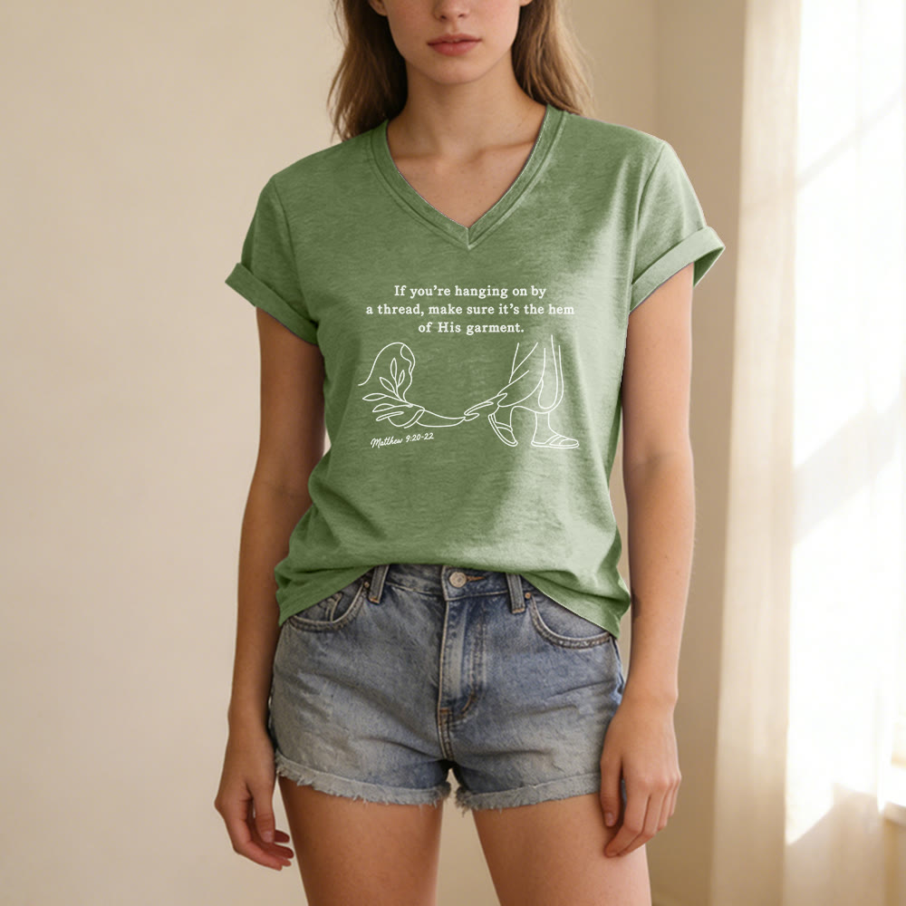 Christianartworkshop Orlo della sua veste Matteo 9:20-22 Stampa T-shirt casual con scollo a V - image 7