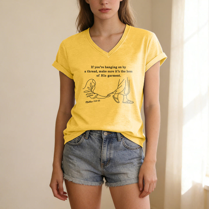 Christianartworkshop Orlo della sua veste Matteo 9:20-22 Stampa T-shirt casual con scollo a V - image 5