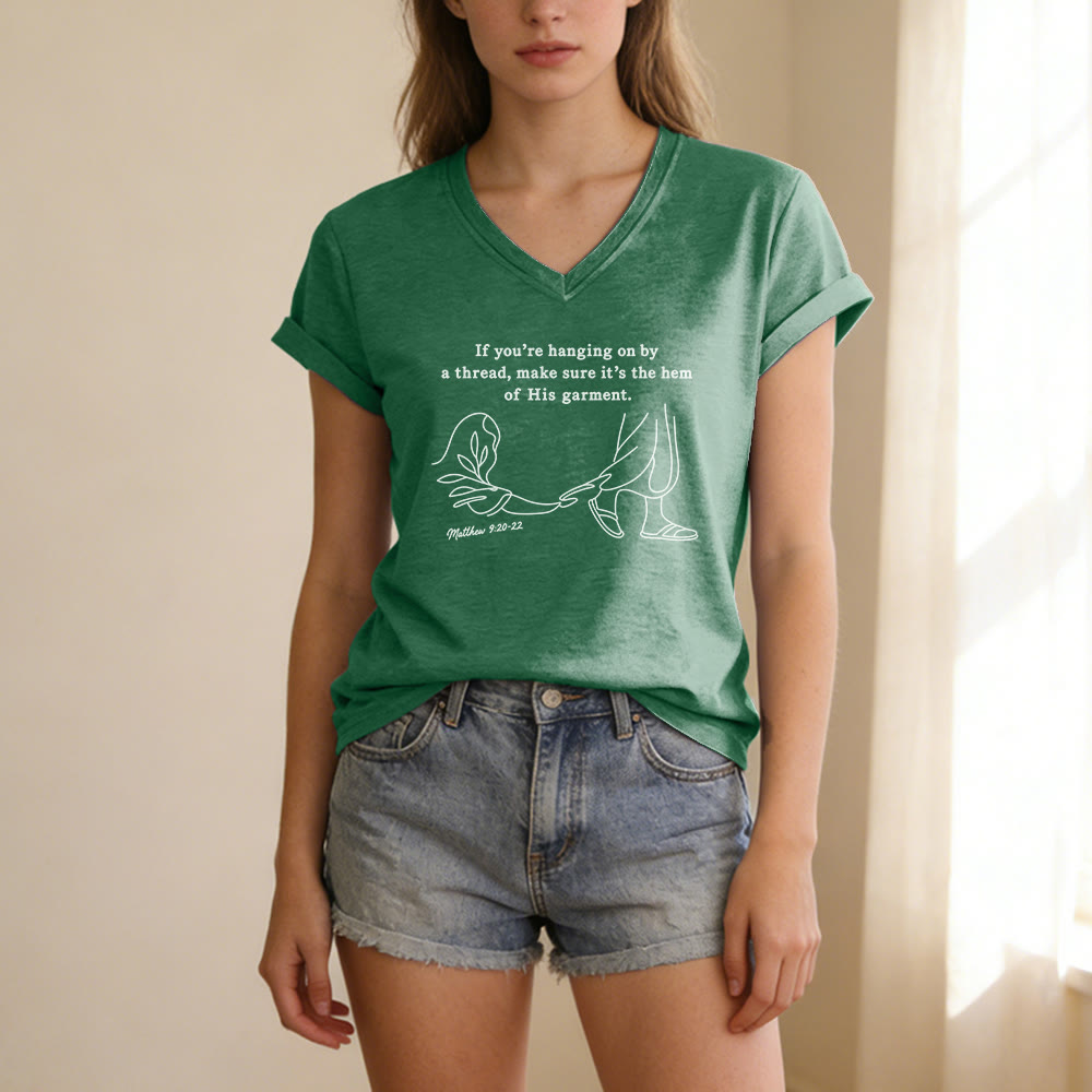 Christianartworkshop Orlo della sua veste Matteo 9:20-22 Stampa T-shirt casual con scollo a V - image 17
