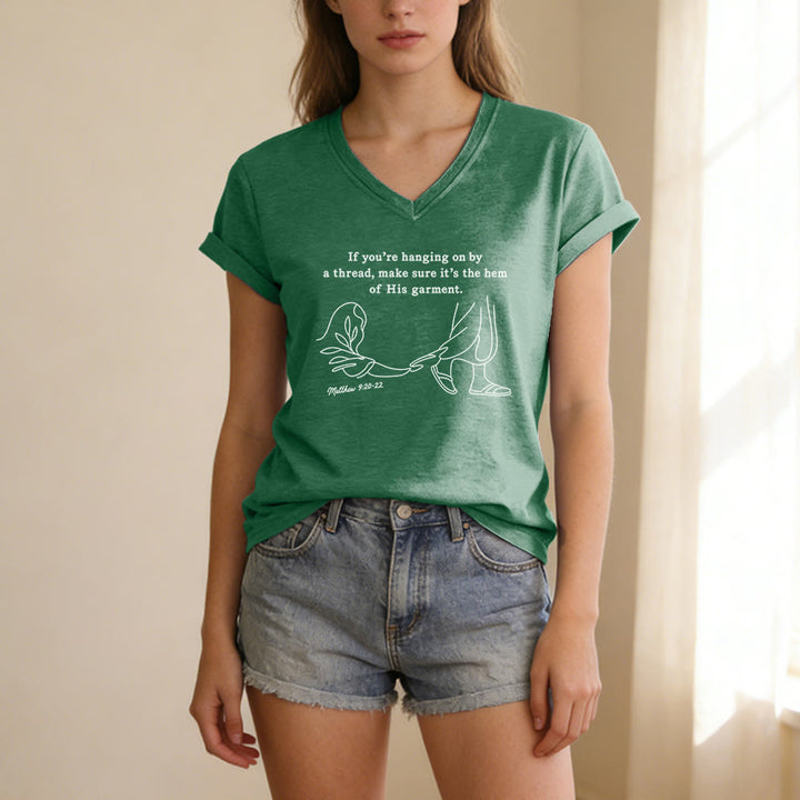 Christianartworkshop Orlo della sua veste Matteo 9:20-22 Stampa T-shirt casual con scollo a V - image 17