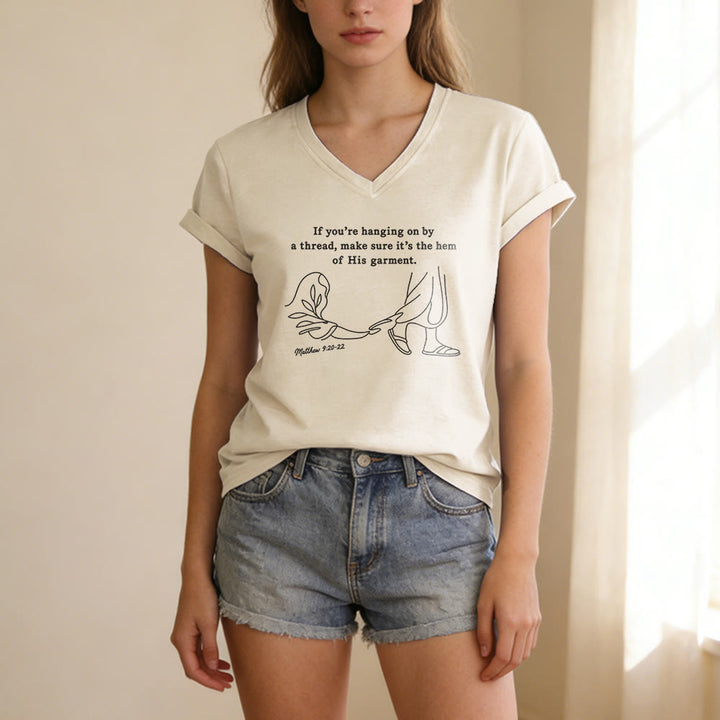Christianartworkshop Orlo della sua veste Matteo 9:20-22 Stampa T-shirt casual con scollo a V - image 3