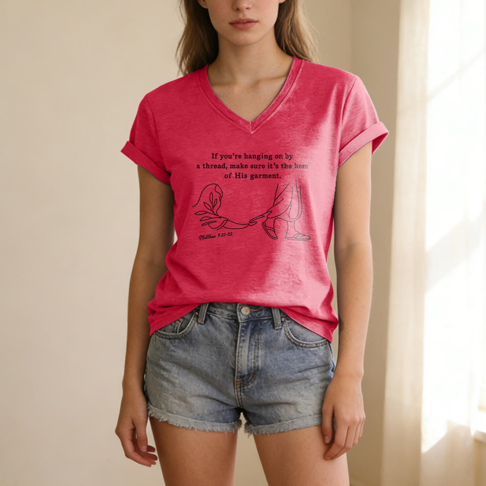 Christianartworkshop Orlo della sua veste Matteo 9:20-22 Stampa T-shirt casual con scollo a V - image 23