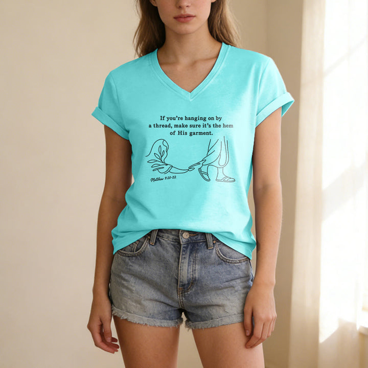 Christianartworkshop Orlo della sua veste Matteo 9:20-22 Stampa T-shirt casual con scollo a V - image 11
