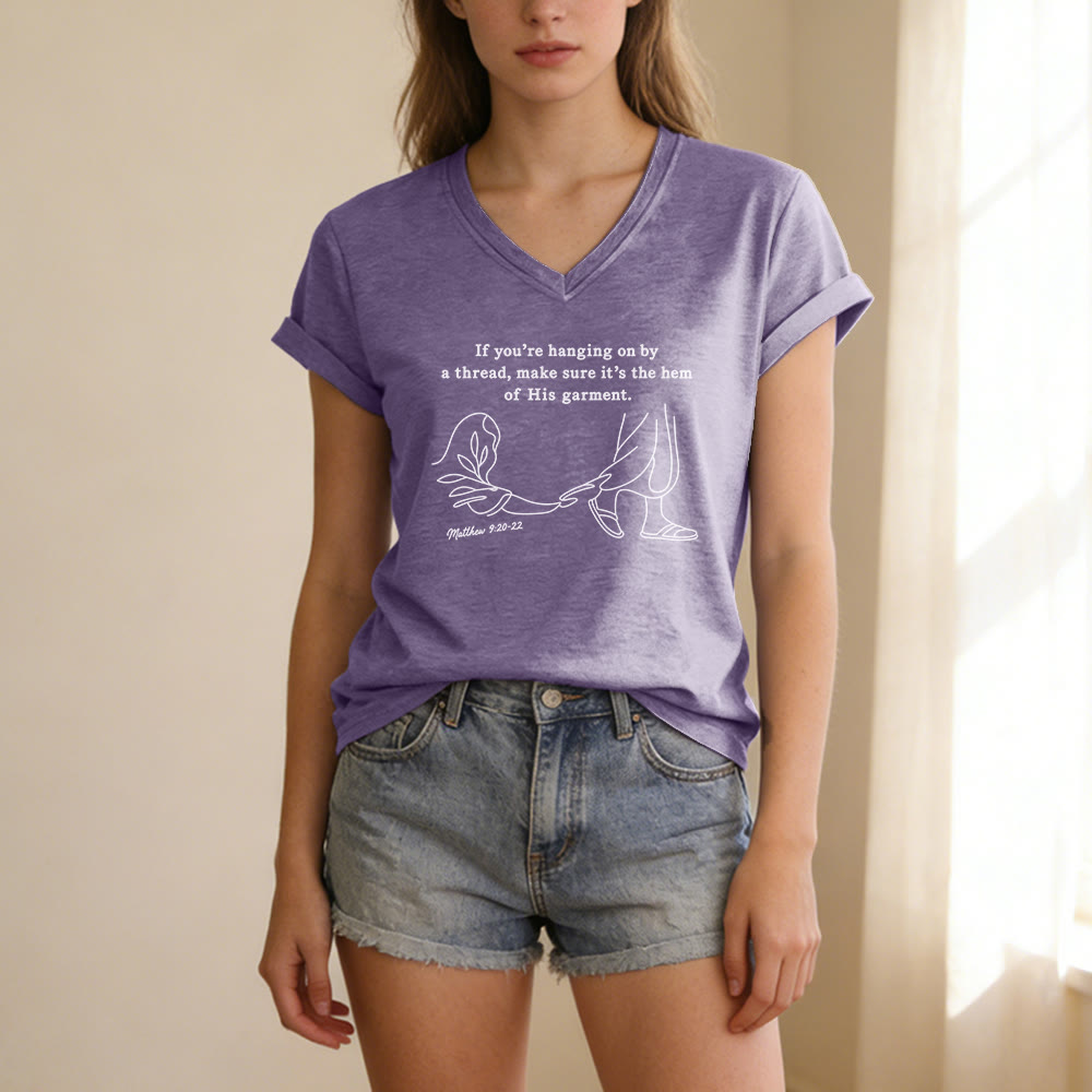 Christianartworkshop Orlo della sua veste Matteo 9:20-22 Stampa T-shirt casual con scollo a V - image 19