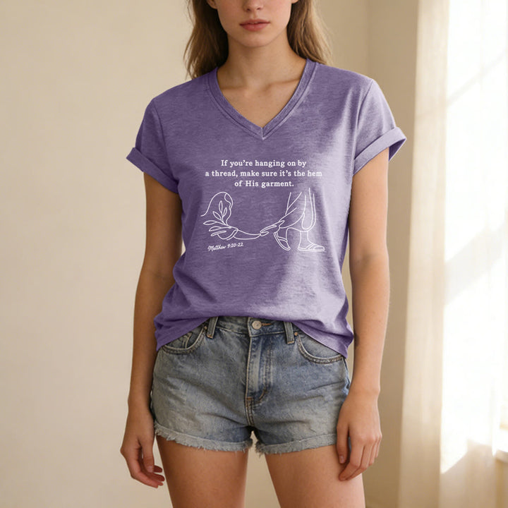 Christianartworkshop Orlo della sua veste Matteo 9:20-22 Stampa T-shirt casual con scollo a V - image 19