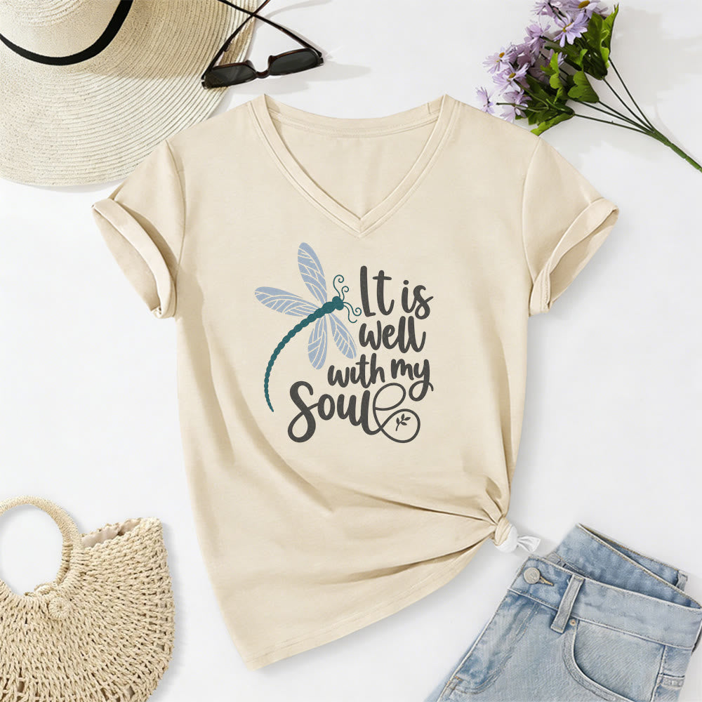 Christianartworkshop T-shirt casual con scollo a V e stampa calligrafica di libellula "It Is Well With My Soul" - Beige - 2XL - image 2