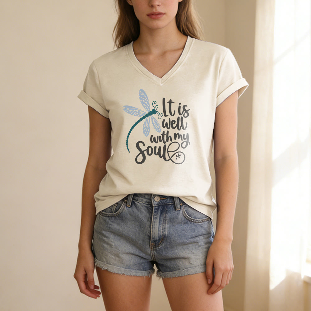 Christianartworkshop T-shirt casual con scollo a V e stampa calligrafica di libellula "It Is Well With My Soul" - image 3
