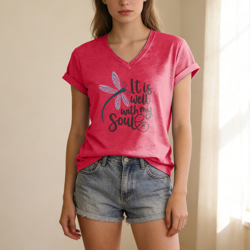 Christianartworkshop T-shirt casual con scollo a V e stampa calligrafica di libellula "It Is Well With My Soul" - image 23