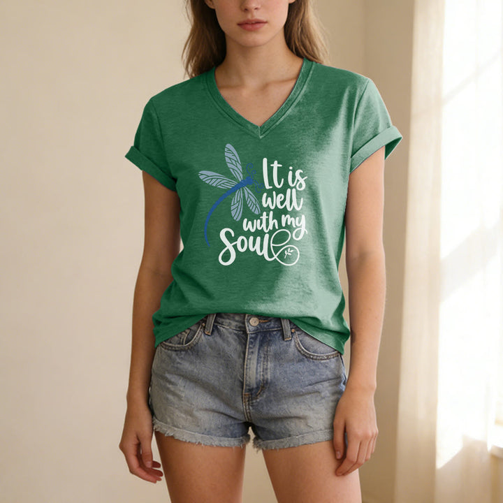 Christianartworkshop T-shirt casual con scollo a V e stampa calligrafica di libellula "It Is Well With My Soul" - image 15