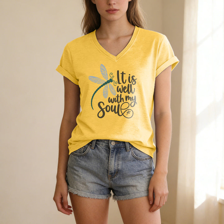 Christianartworkshop T-shirt casual con scollo a V e stampa calligrafica di libellula "It Is Well With My Soul" - image 1