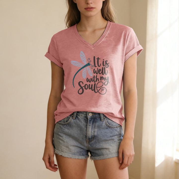 Christianartworkshop T-shirt casual con scollo a V e stampa calligrafica di libellula "It Is Well With My Soul" - image 11