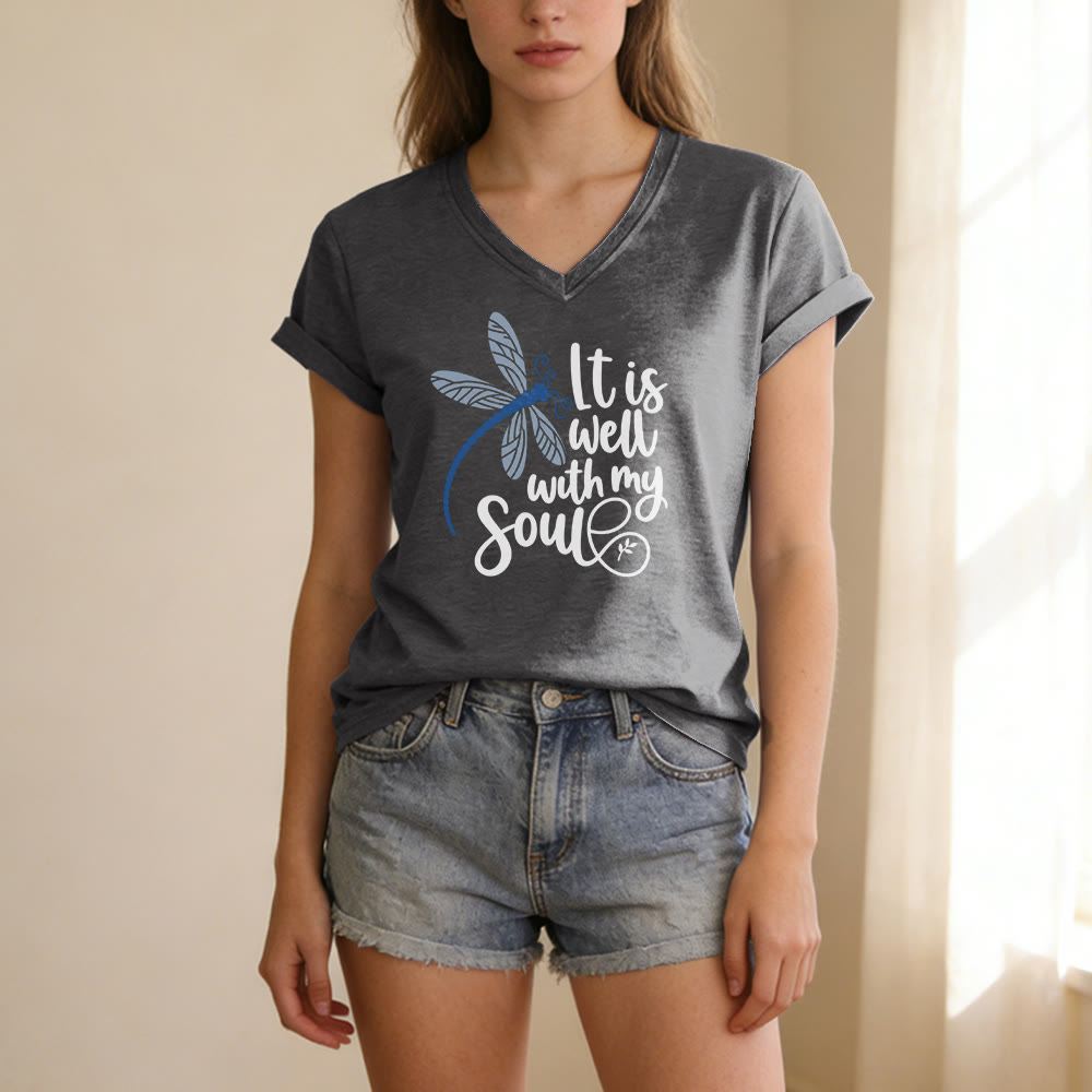 Christianartworkshop T-shirt casual con scollo a V e stampa calligrafica di libellula "It Is Well With My Soul" - image 21