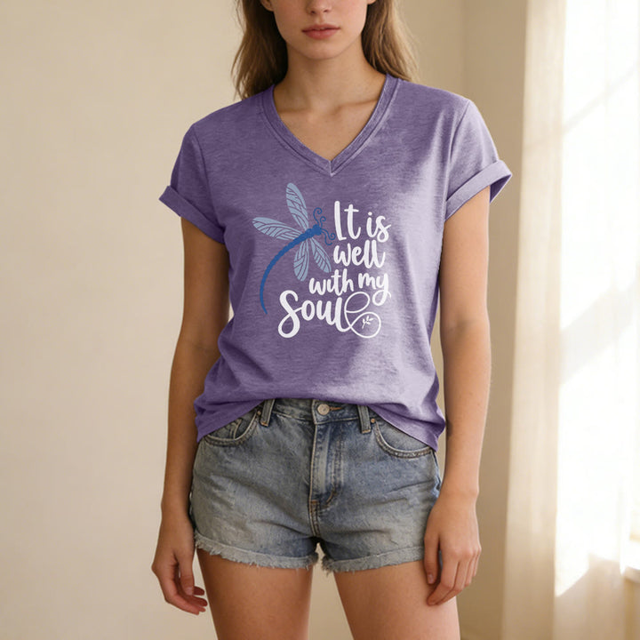 Christianartworkshop T-shirt casual con scollo a V e stampa calligrafica di libellula "It Is Well With My Soul" - image 17