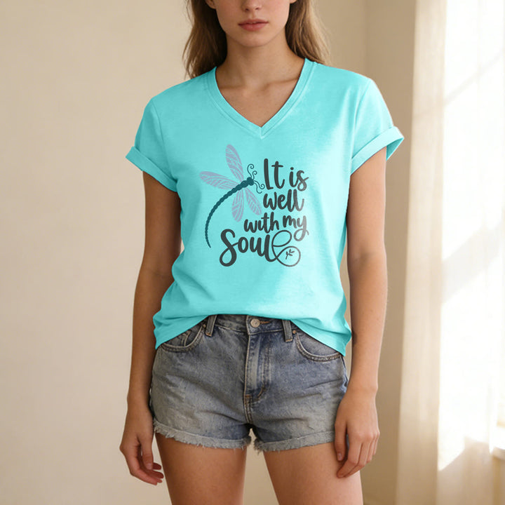Christianartworkshop T-shirt casual con scollo a V e stampa calligrafica di libellula "It Is Well With My Soul" - image 9