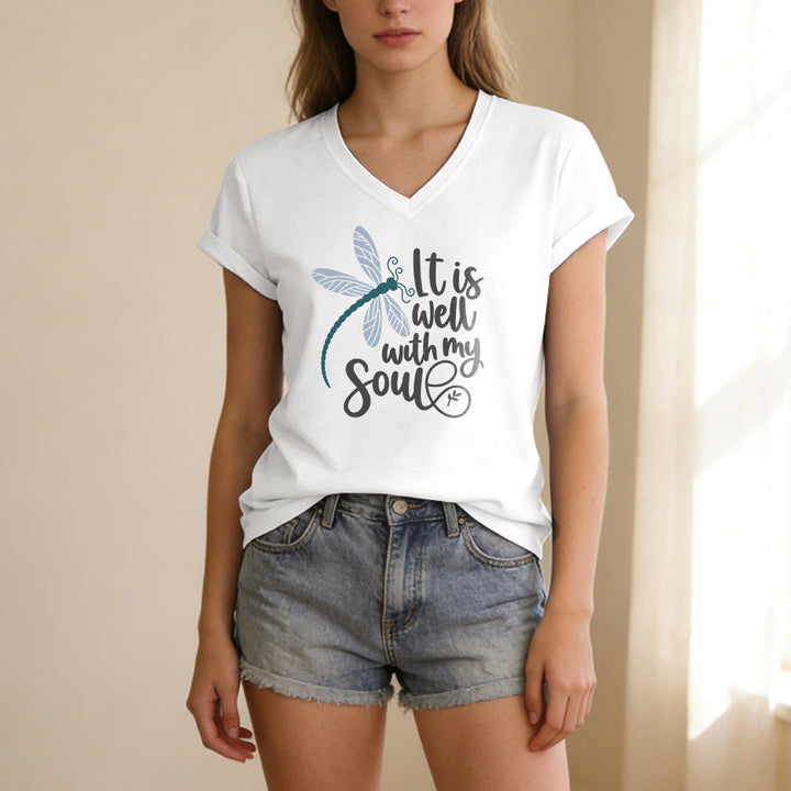Christianartworkshop T-shirt casual con scollo a V e stampa calligrafica di libellula "It Is Well With My Soul" - image 7