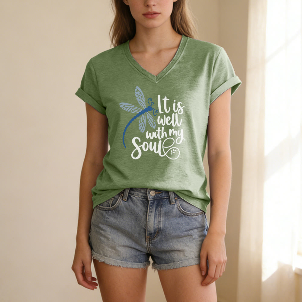 Christianartworkshop T-shirt casual con scollo a V e stampa calligrafica di libellula "It Is Well With My Soul" - image 5