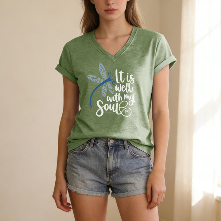 Christianartworkshop T-shirt casual con scollo a V e stampa calligrafica di libellula "It Is Well With My Soul" - image 5
