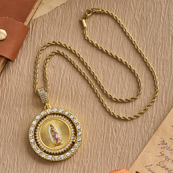 Collana con medaglione girevole della Madonna di Guadalupe con doppio alone di zirconi, realizzata Christianartworkshop : un ricordo della grazia divina. - image 8