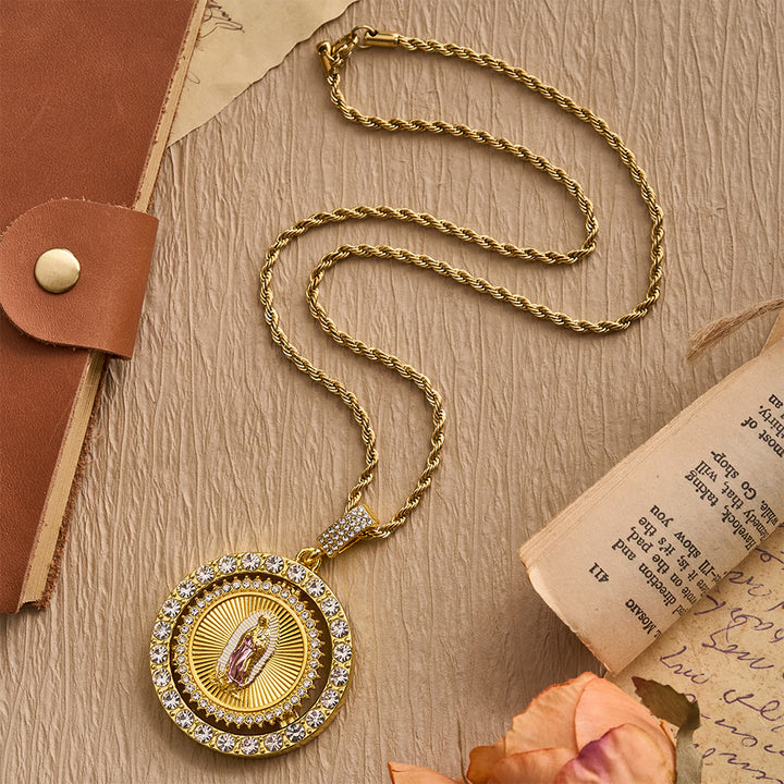 Collana con medaglione girevole della Madonna di Guadalupe con doppio alone di zirconi, realizzata Christianartworkshop : un ricordo della grazia divina. - image 7