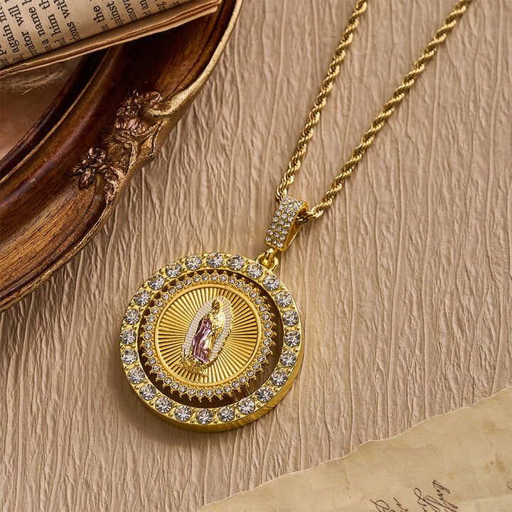 Collana con medaglione girevole della Madonna di Guadalupe con doppio alone di zirconi, realizzata Christianartworkshop : un ricordo della grazia divina. - image 9