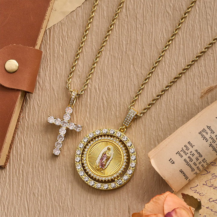 Collana con medaglione girevole della Madonna di Guadalupe con doppio alone di zirconi, realizzata Christianartworkshop : un ricordo della grazia divina. - image 1